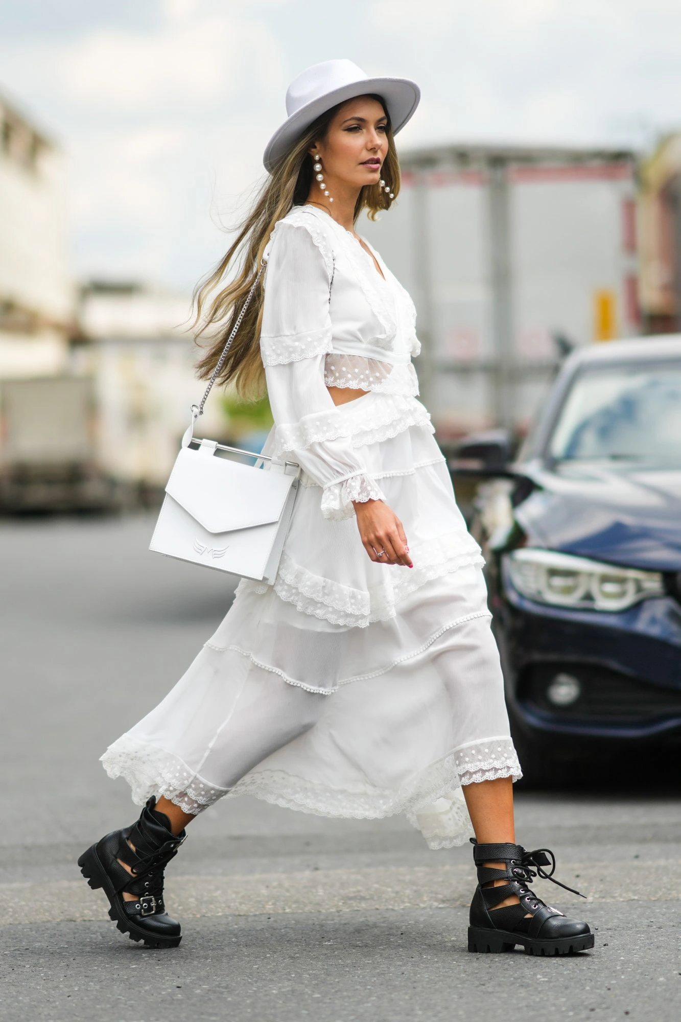 Cô gái phối váy dài phong cách bohemian với mũ cao bồi