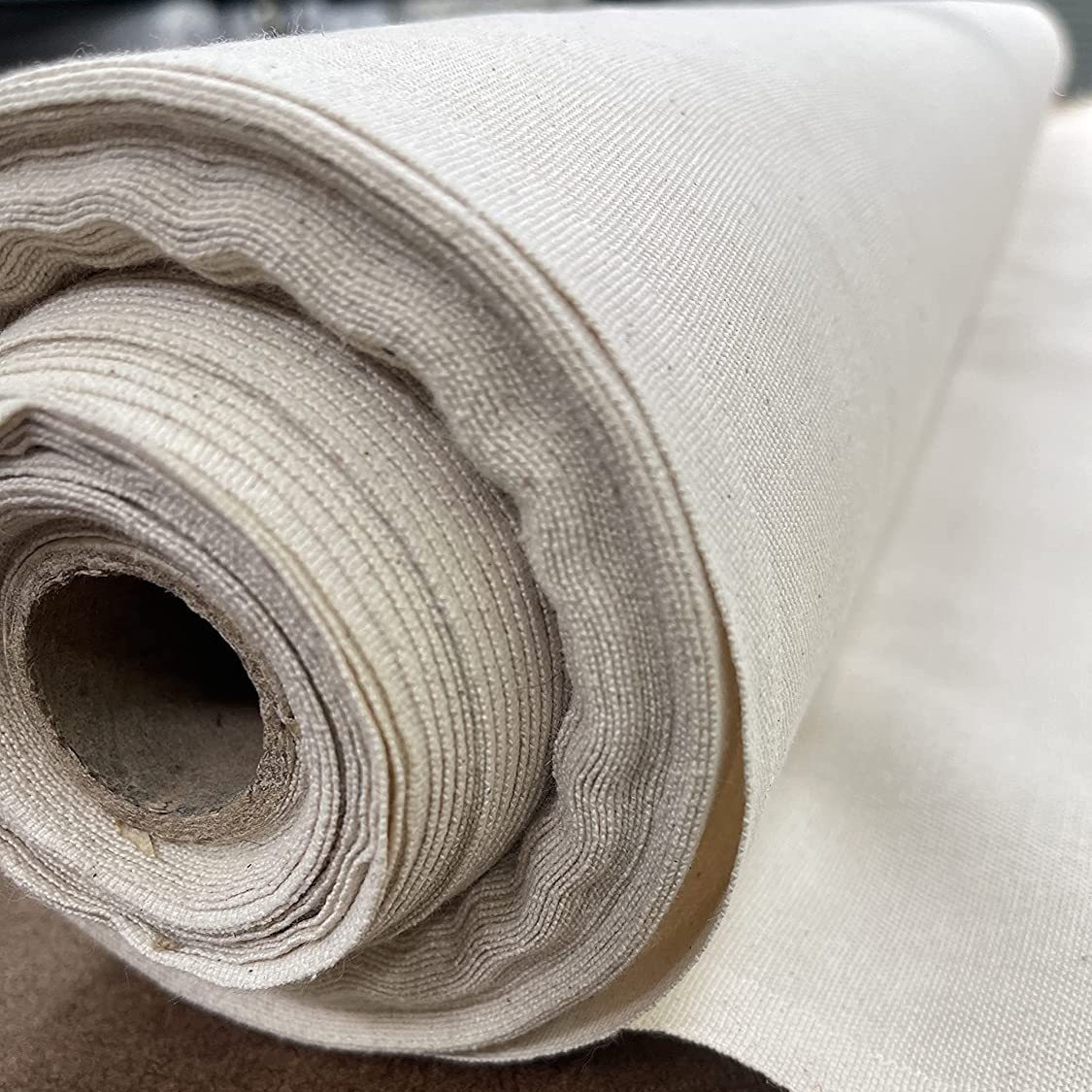 Cuộn vải cotton màu trắng dùng để may mũ nón