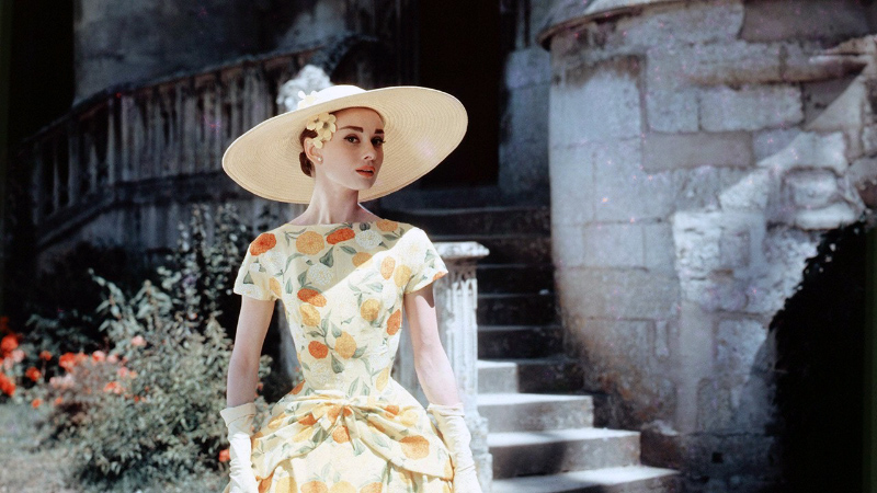 Chiếc mũ rơm nữ tính với ruy băng vintage, phối cùng váy hoa