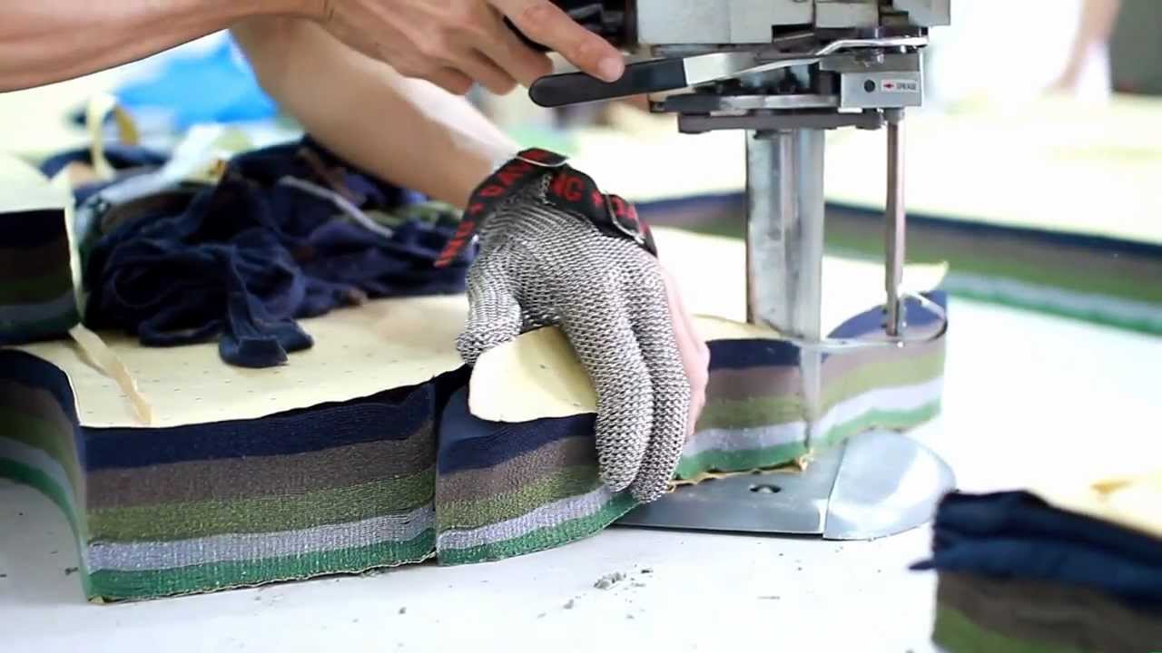 Máy cắt vải công nghiệp dùng trong sản xuất mũ nón hiện đại