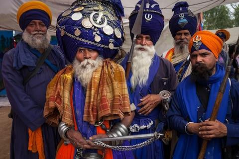Chiếc mũ turban truyền thống đính đá quý của vua chúa Ấn Độ