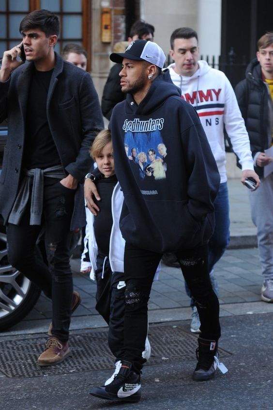 Neymar đội mũ bucket phối cùng áo hoodie và quần thể thao