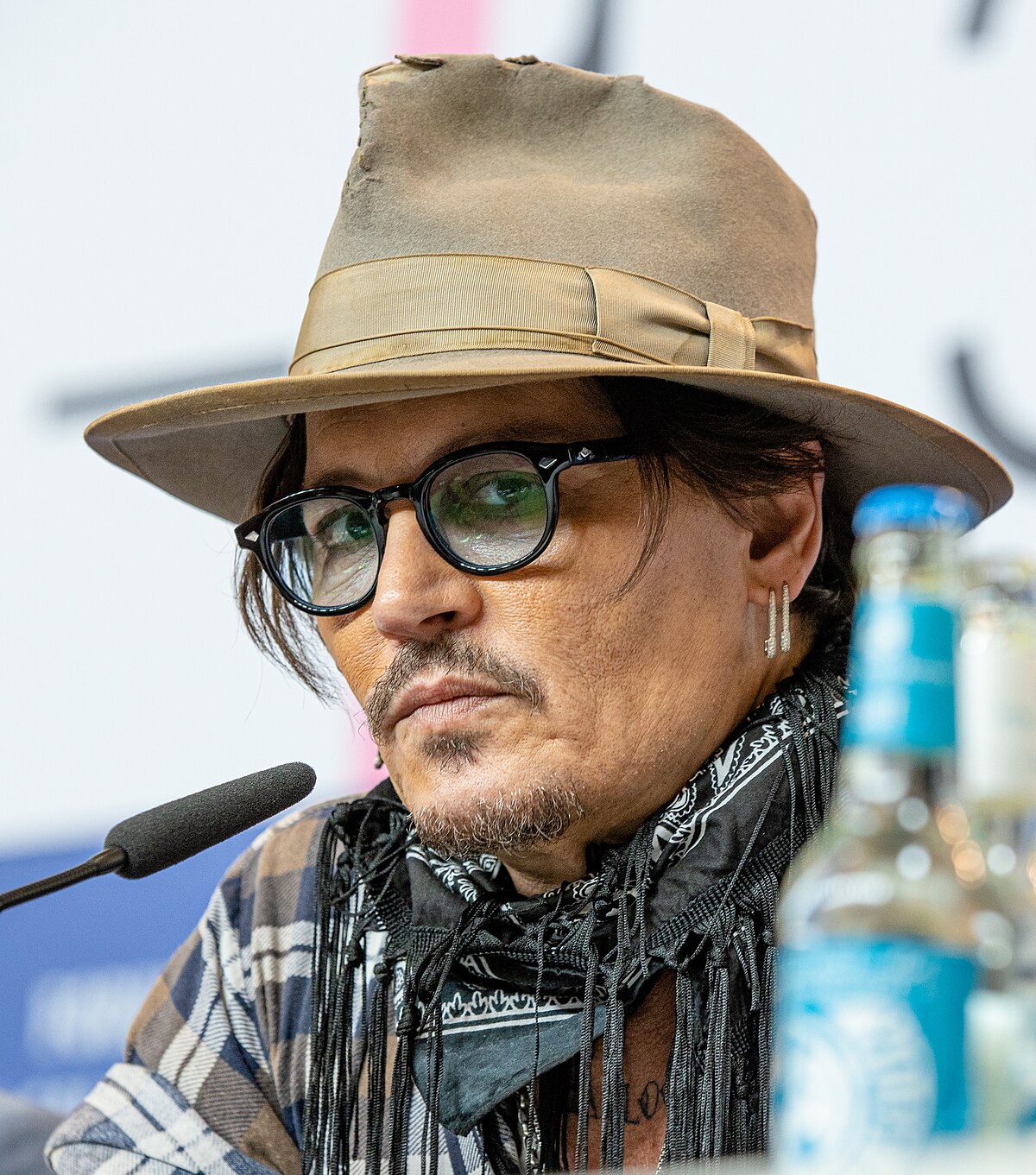 Johnny Depp đội mũ fedora màu xám phối cùng áo vest và khăn choàng