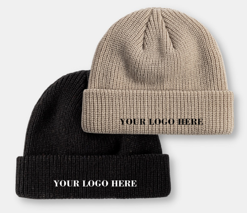 Chiếc mũ len beanie màu kem với logo thêu nổi bật dành cho mùa lạnh