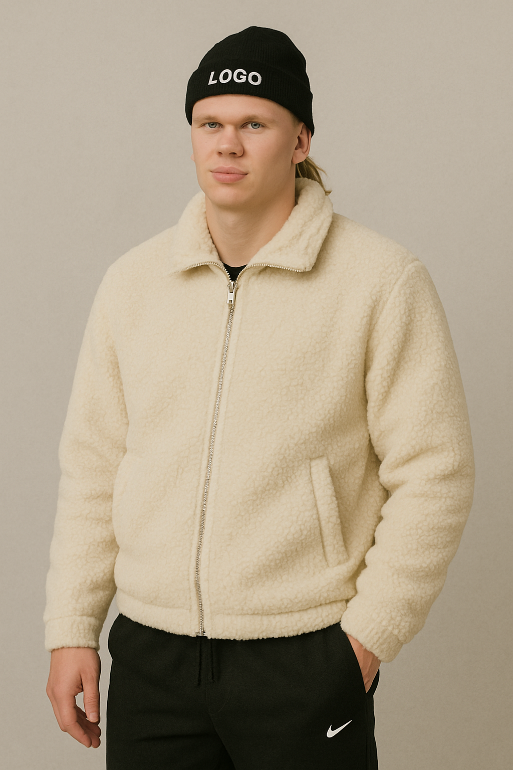 Haaland đội mũ beanie phối với áo khoác lông và quần jogger