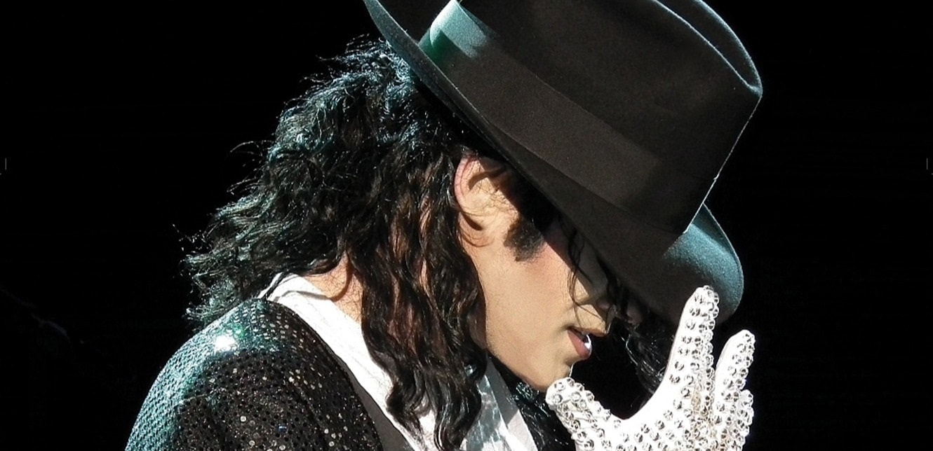 Michael Jackson đội mũ fedora đen trong màn trình diễn