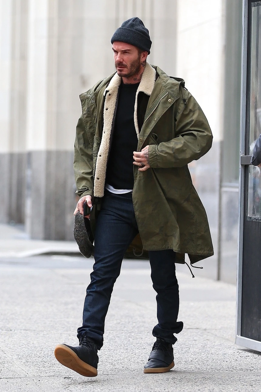 David Beckham đội beanie phối với áo thun trắng và áo khoác denim