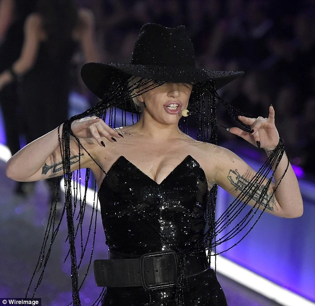 Lady Gaga đội mũ thiết kế cầu kỳ, kết hợp thời trang trình diễn