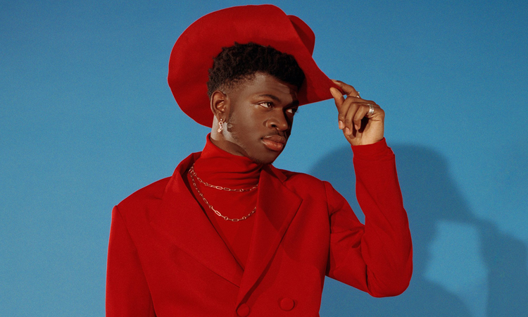 Lil Nas X đội mũ cao bồi màu đỏ trong sự kiện âm nhạc
