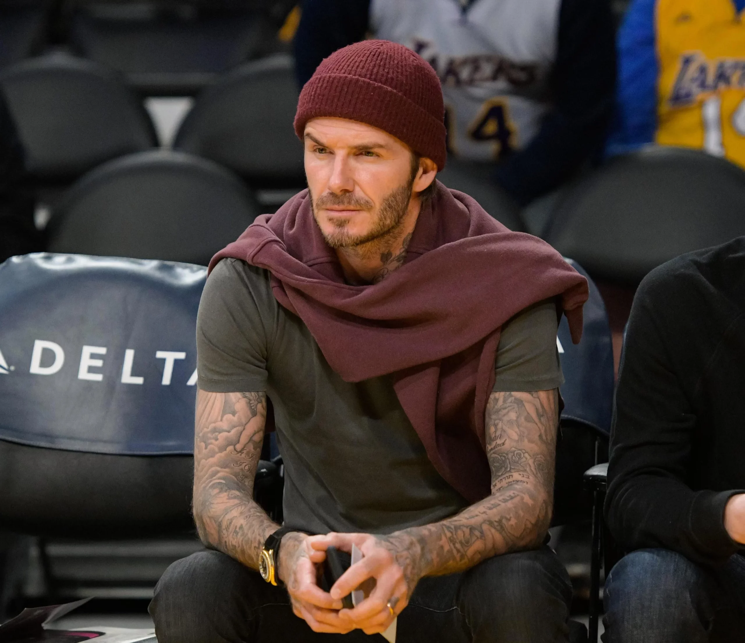 David Beckham đội mũ beanie trong trang phục đời thường