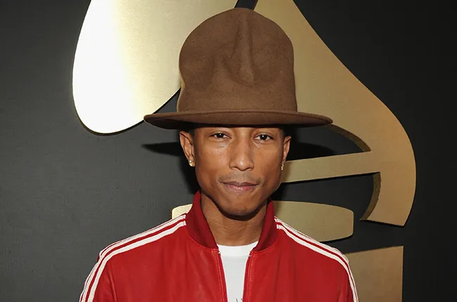 Pharrell đội mũ Vivienne Westwood tại lễ trao giải Grammy