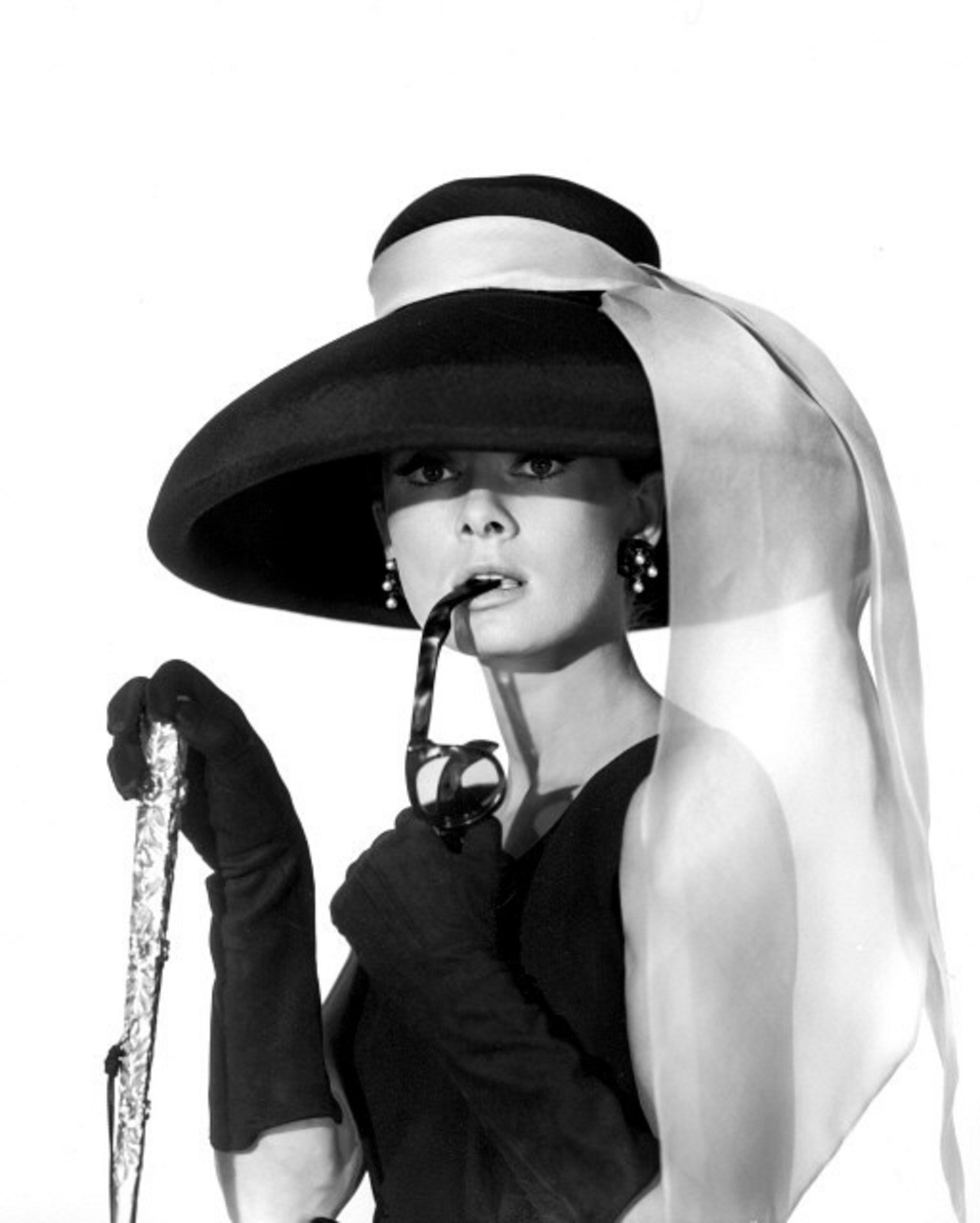 Audrey Hepburn đội mũ rộng vành màu đen cổ điển