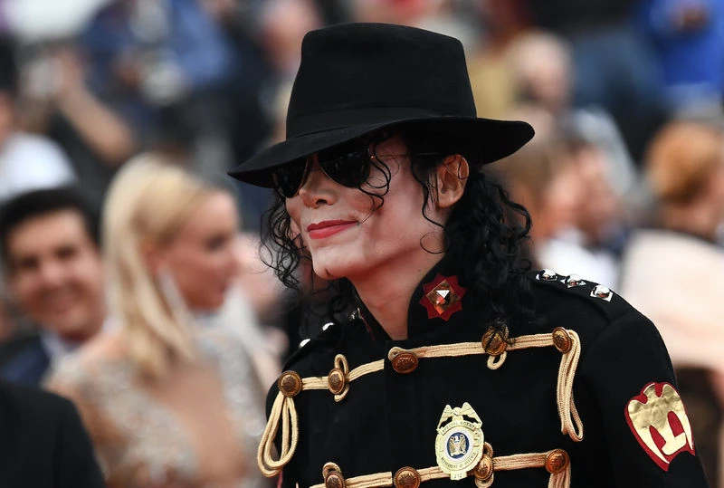 Michael Jackson đội nón Fedora đen khi biểu diễn