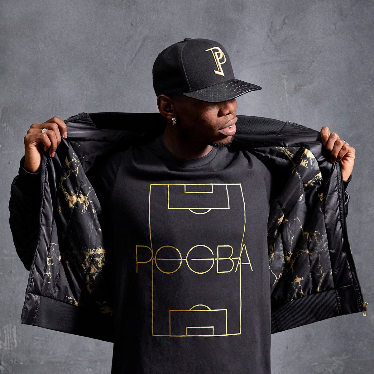Paul Pogba đội snapback đen phối cùng áo bomber và quần jeans