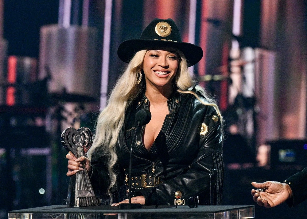 Beyoncé đội mũ rộng vành đen, phối cùng trang phục gothic hiện đại